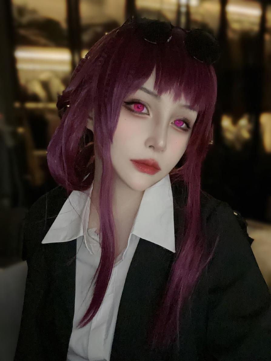 有了Vams子蛇皮的cosplay，再怎么着装、打扮，整张脸都绽放着自信